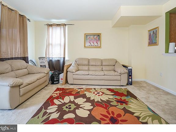4th image of 1824 Wilmot St