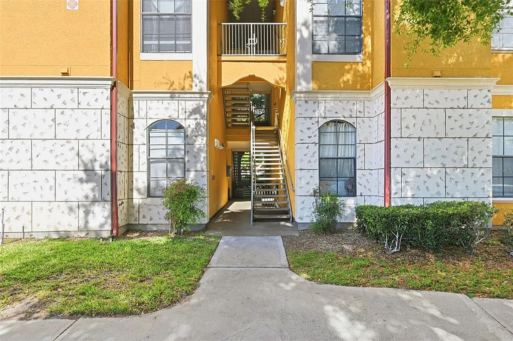 3 bed, 2.0 bath, 1285 sqft, $1,595 — Photo 2