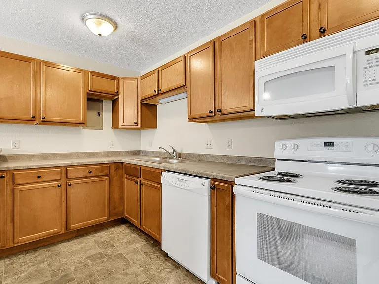 Karolyn Apartments — Photo 26