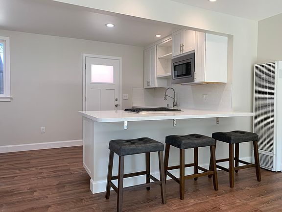 2nd image of 932 Crane St #932