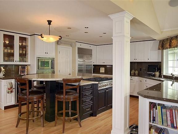 4th image of 4 Hidden Oaks Dr