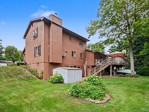 4th image of 1625 Spruce Ct