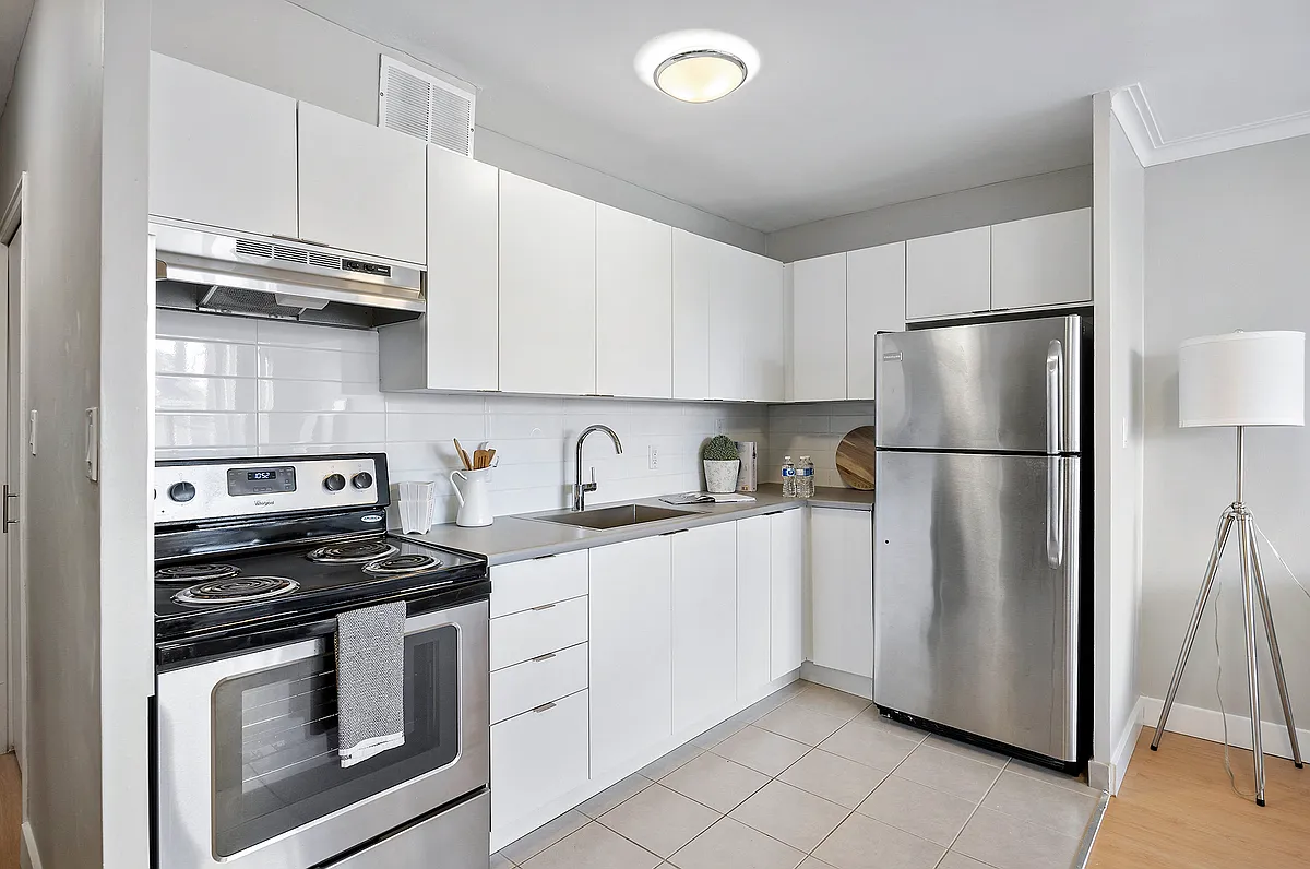 396 Queens Avenue — Photo 3