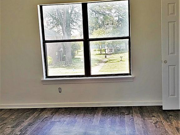 4th image of 1161 Poplar Ave APT 21