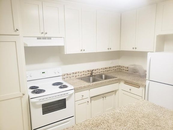 3rd image of 11030 Moorpark St #9/10