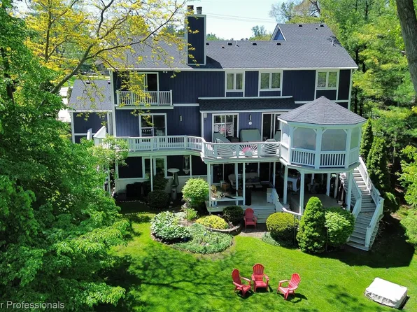 3410 Benstein Rd, Commerce Township, MI 48382