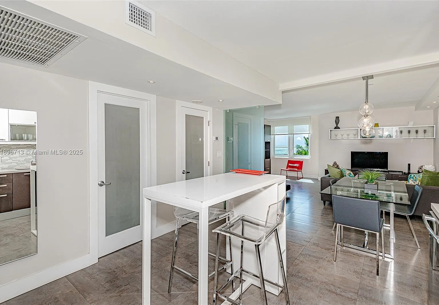 Roney Palace Condo — Photo 2