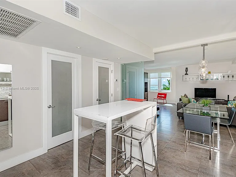 2301 Collins Ave #723 — Photo 2