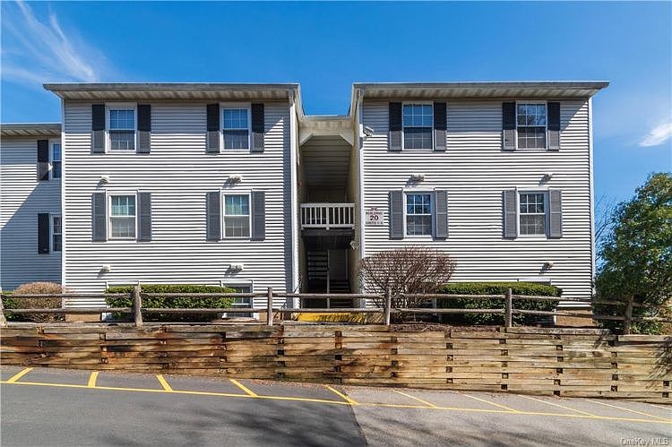 1st image of 20 Lexington Hl Unit 3