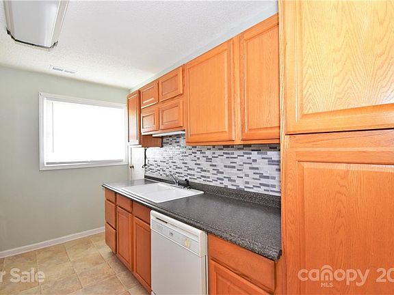 4th image of 20 Redmond Hill Dr