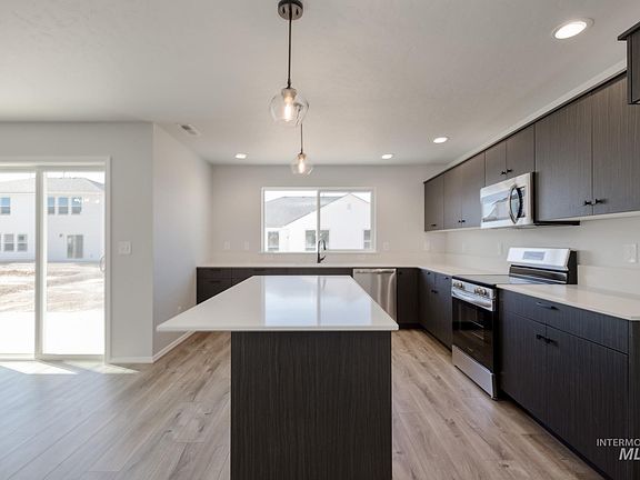 5th image of 207 Goldstone Ave