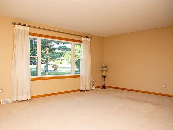 4th image of 115 Westchester Dr