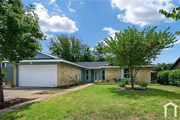 313 E Springdale Ln — Photo 1