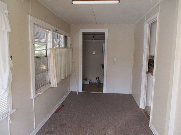 3rd image of 1313 Melody Ln
