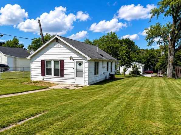 565 Roosevelt St, Creve Coeur, IL 61610