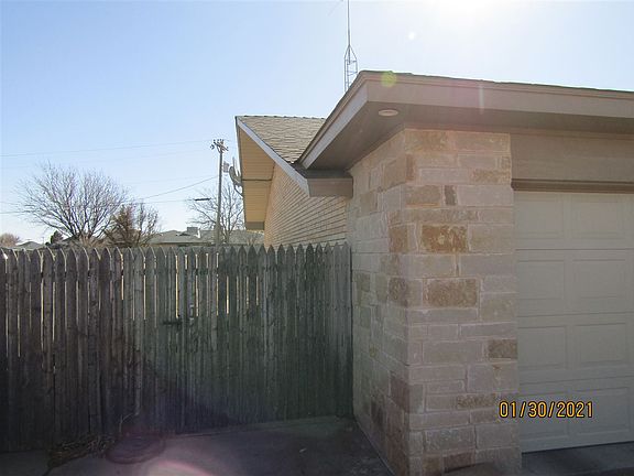 4th image of 719 Country Club Dr