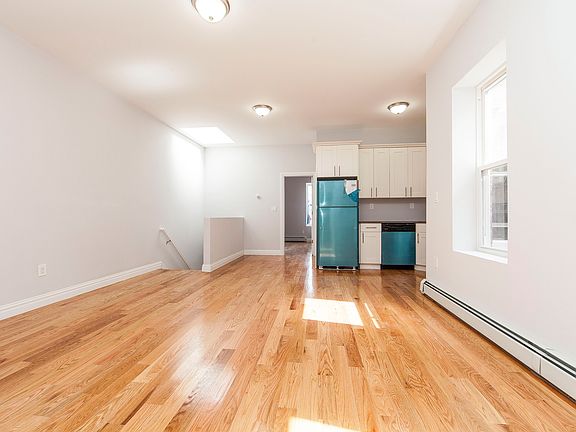 4th image of 44 Milford St