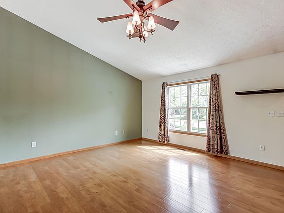 4th image of 233 Iris Trail Dr