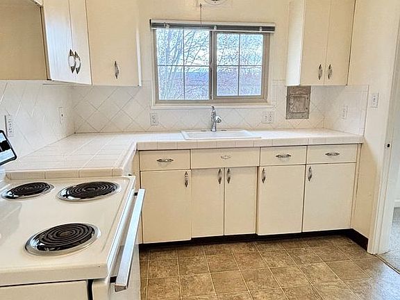 2nd image of 815 SE 42nd Ave #3