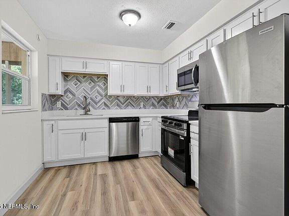 4th image of 133 MAGNOLIA Avenue E