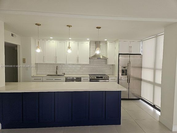 4th image of 600 NE 36th St APT 2023