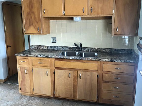 Large Eat-in kitchen with lots of Storage