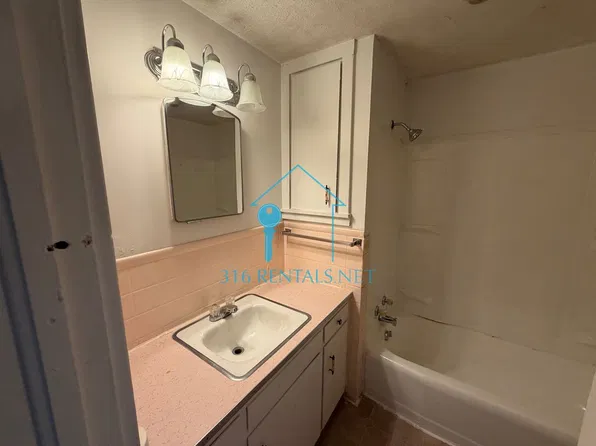 323 E 9th St, Newton, KS 67114