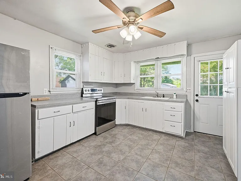 44 S Woodlawn Ave — Photo 11