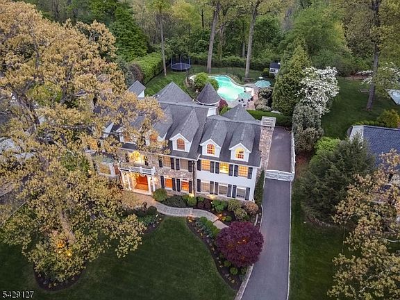 4th image of 107 Huron Dr