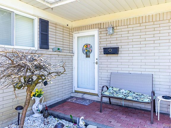 4th image of 32566 Revere Dr