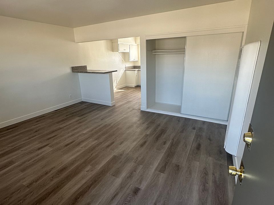 1st image of 13737 Oxnard St #42