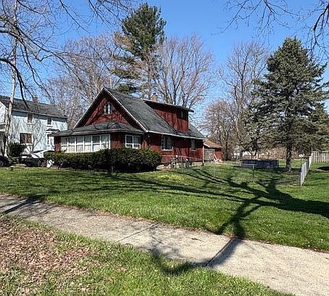 4th image of 204 W Berry Ave