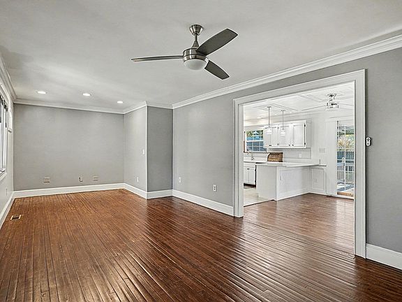 5th image of 218 Busbee St.