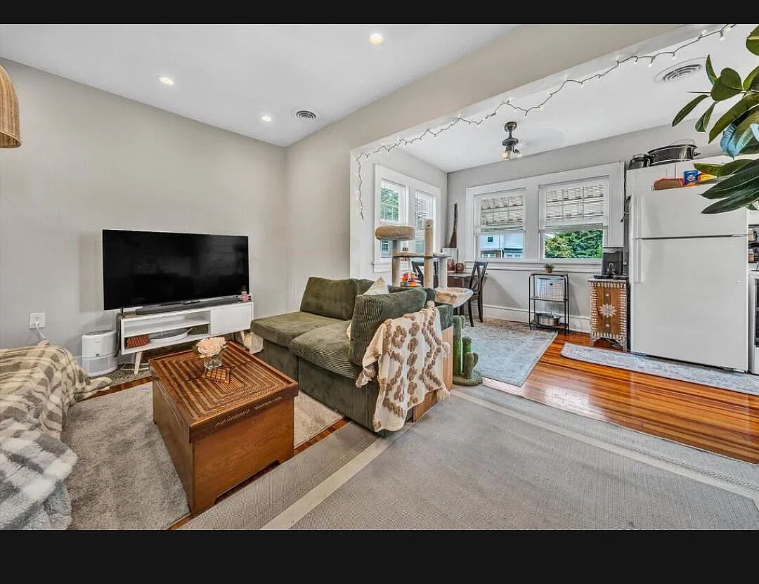 2 bed, 1.0 bath, 900 sqft, $1,350 — Photo 1
