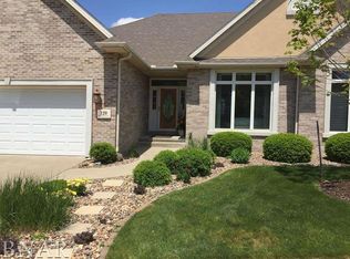 120 Hawthorne Lake Dr, Bloomington, IL 61704