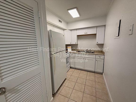 4th image of 1318 Sydney Pl #3