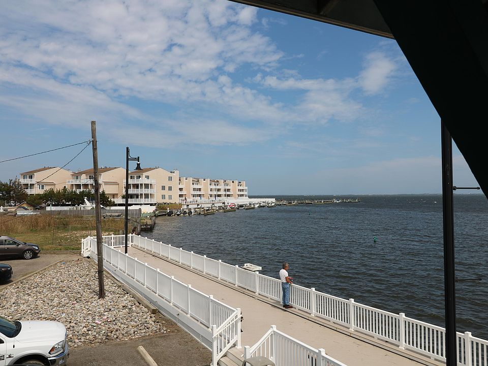 1st image of 424 E Bay Ave