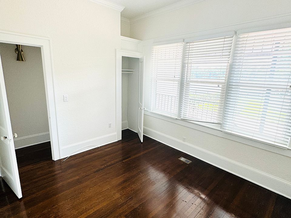 rear bedroom overlooking lake