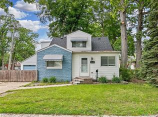 32380 Maplewood St, Garden City, MI 48135