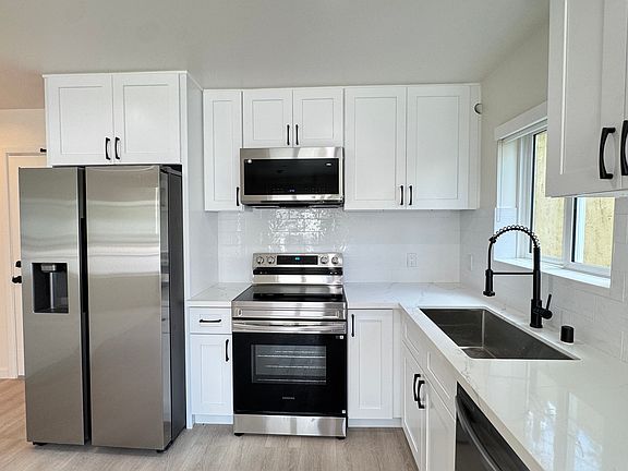 3rd image of 374 S Los Robles Ave #A