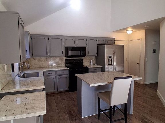 5th image of 2521 N Selland Ave