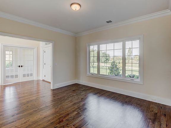 5th image of 590 Laurel Ct