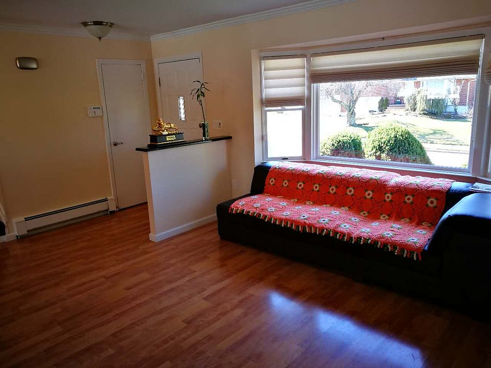 1st image of 321 Ellen Pl