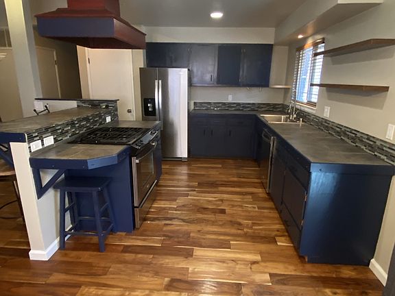 4th image of 1090 Oak Ave