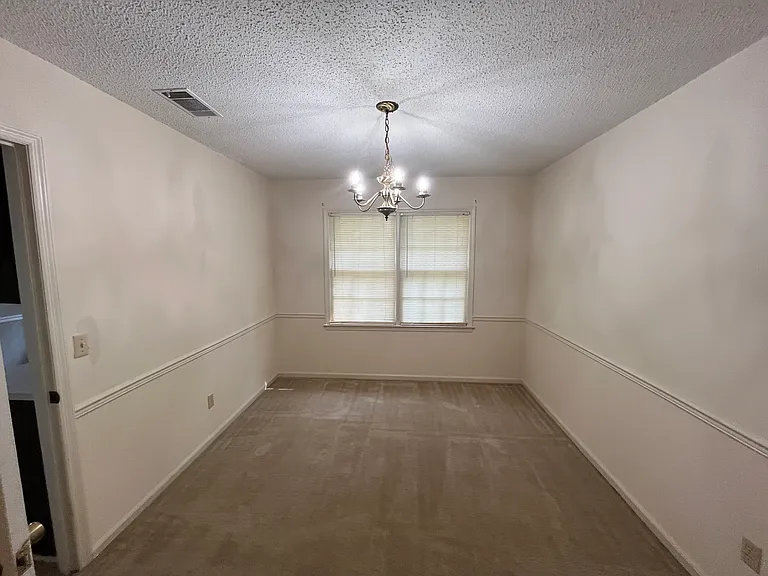 105 W Mockingbird Ln — Photo 8