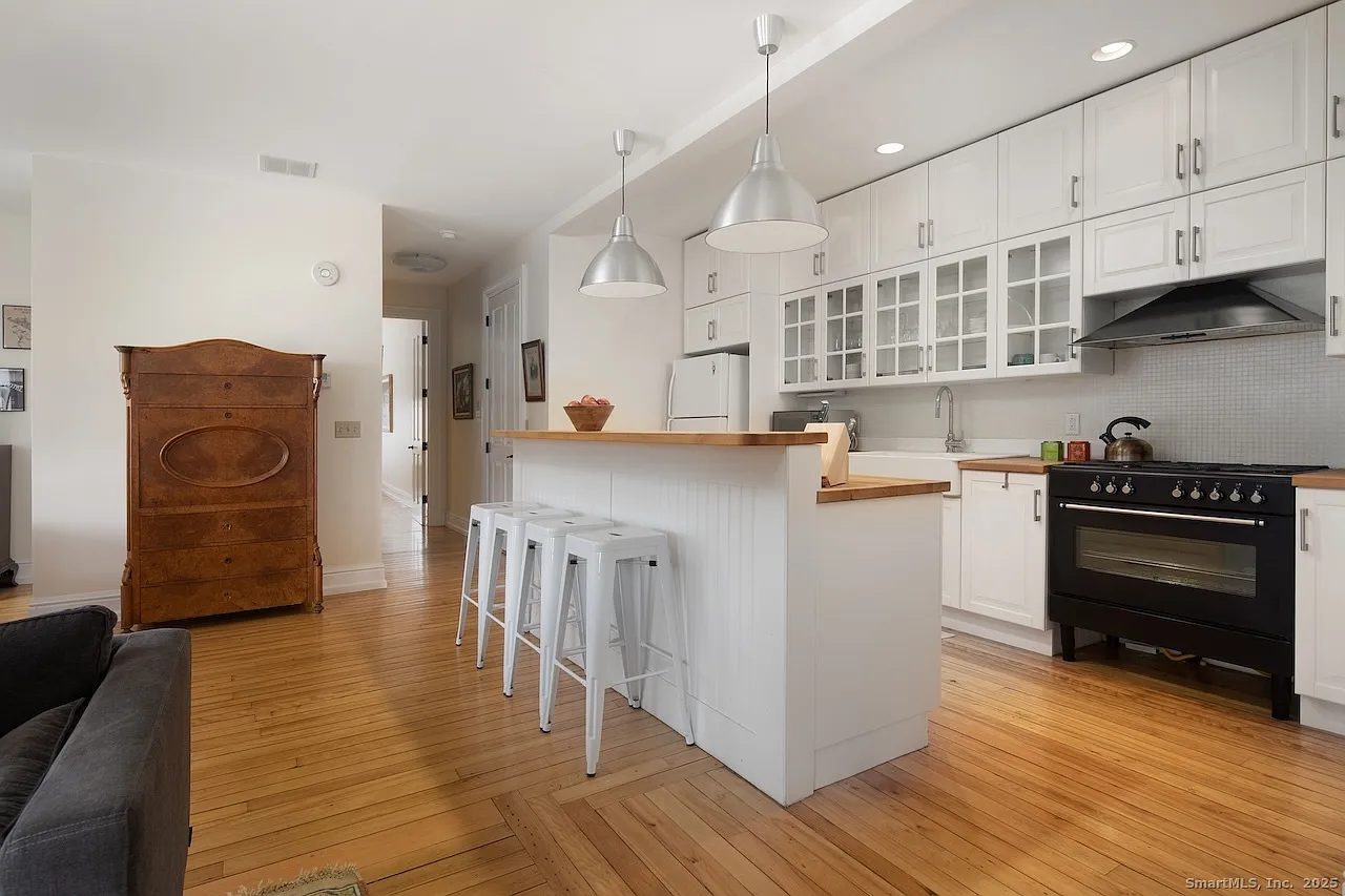 2 bed, 2.0 bath, 925 sqft, $3,850 — Photo 3