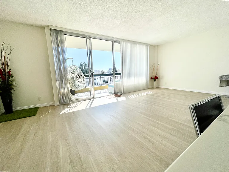 Occidental Towers Apartments — Photo 140