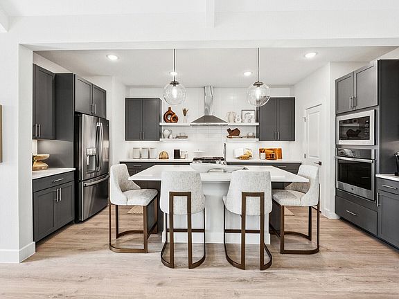 Kitchen with vast island pendant lights
