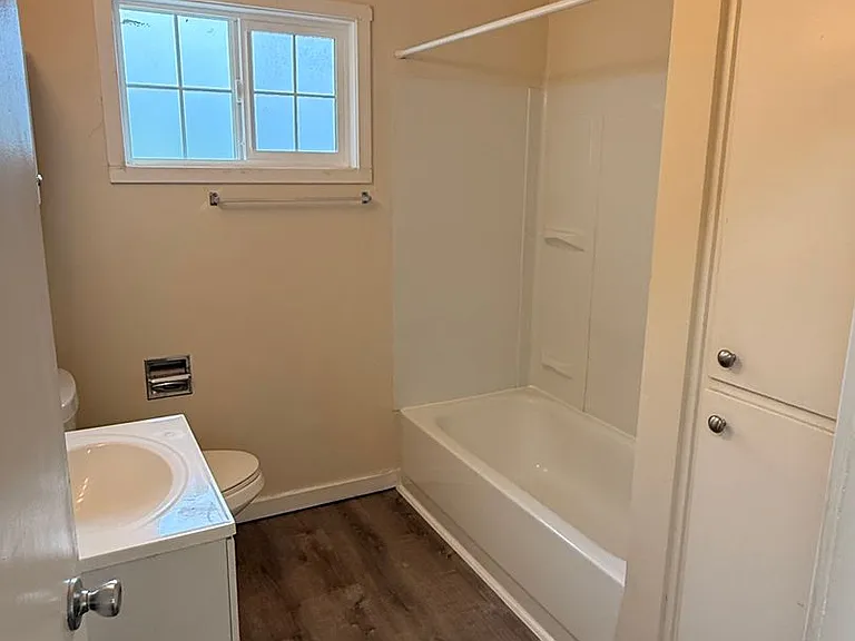 C2402 - Maple Court Apartments — Photo 26