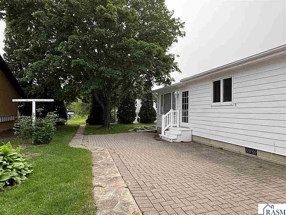 4th image of 915 Armstrong Blvd S